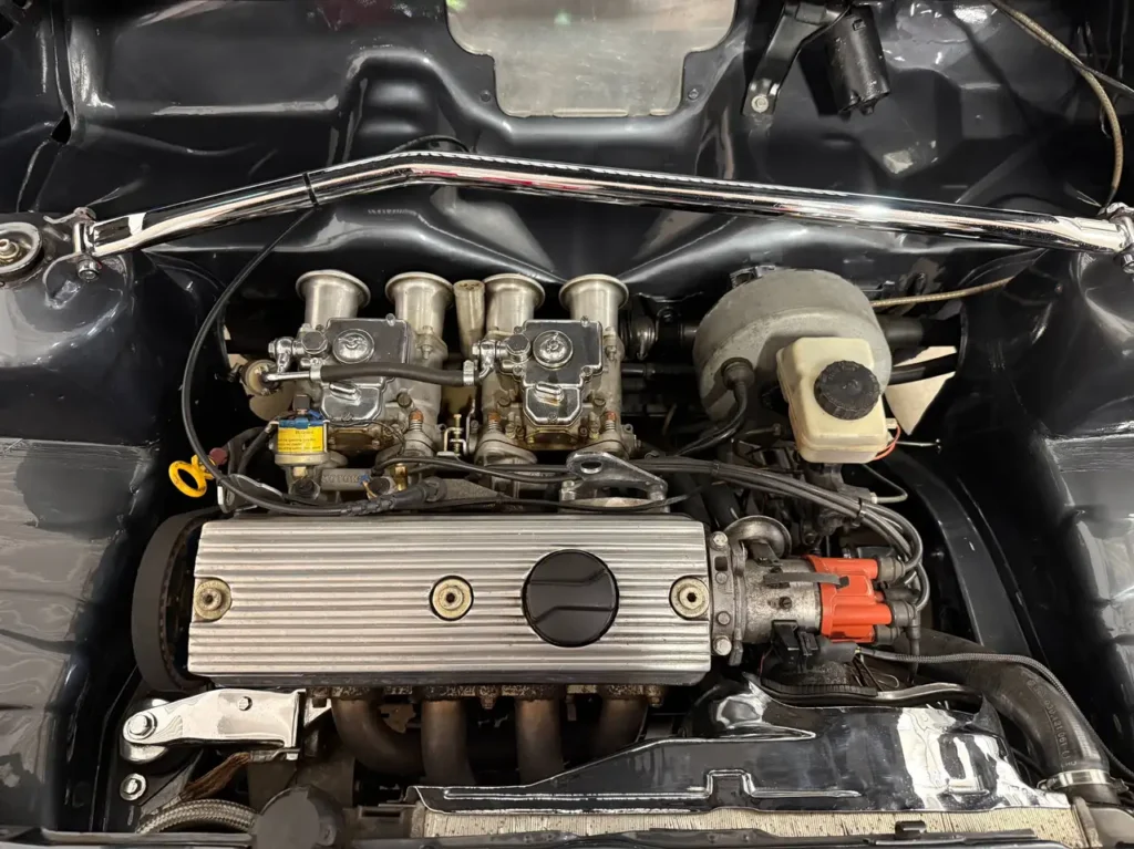 VW Derby 1981 mit Überrollkäfig Motorraum mit 4 Zylinder Motor mit 2 Doppel Weber Vergasern.
