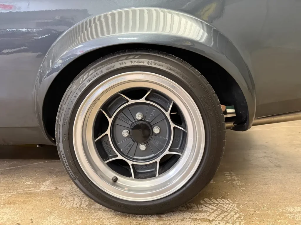 VW Derby 1981 mit Überrollkäfig 13 Zoll Felge mit Bereifung in erweitertem Radkasten.