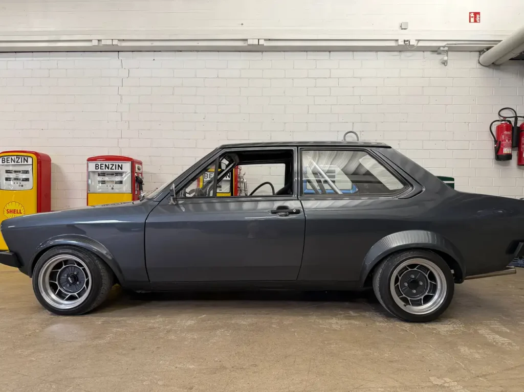 VW Derby 1981 mit Überrollkäfig Seitenansicht.