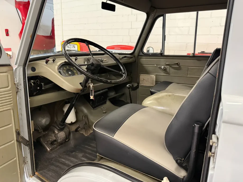 Ford Transit Taunus TR 1250 1965 in Grau Fahrertuere offen Sicht in den Innenraum.