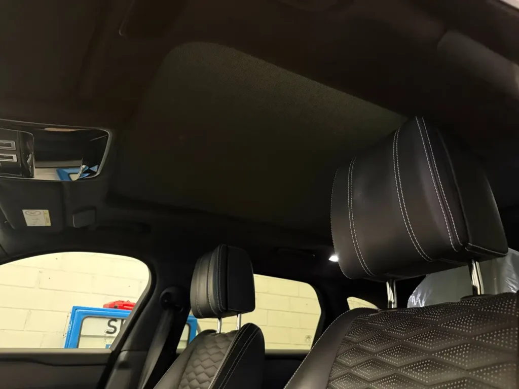 Land Rover Range Rover Velar 5.0 Dachhimmel von innen gezeigt.