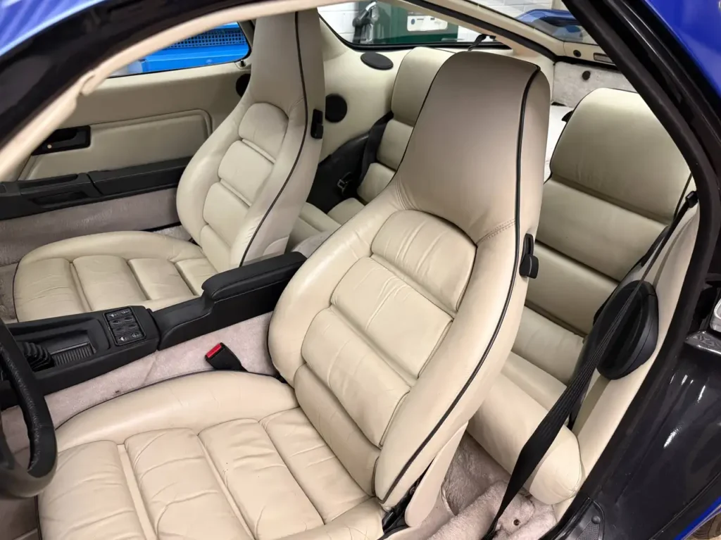 Porsche 928 S4 1990 blau, Sicht auf beigen Leder Innenraum.