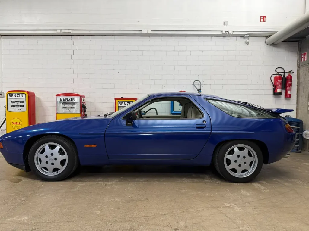 Porsche 928 S4 1990 Sicht auf Beigefarbenen Fahrersitz.