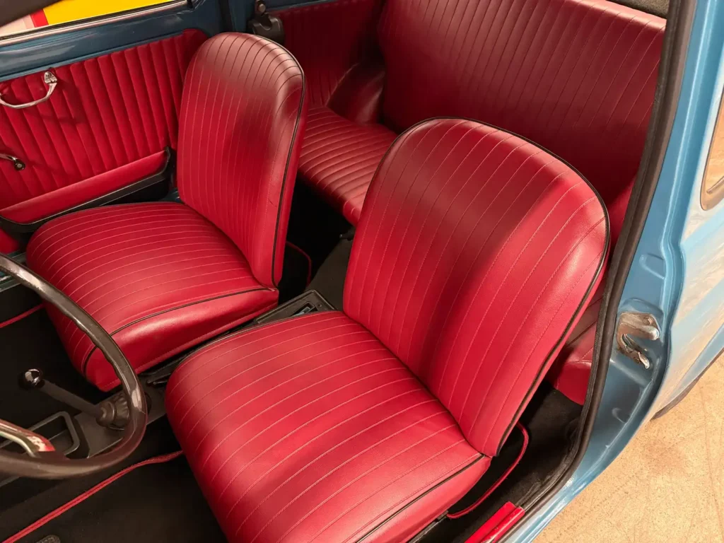 Fiat 500L 1970 Ledersitze innen rot.