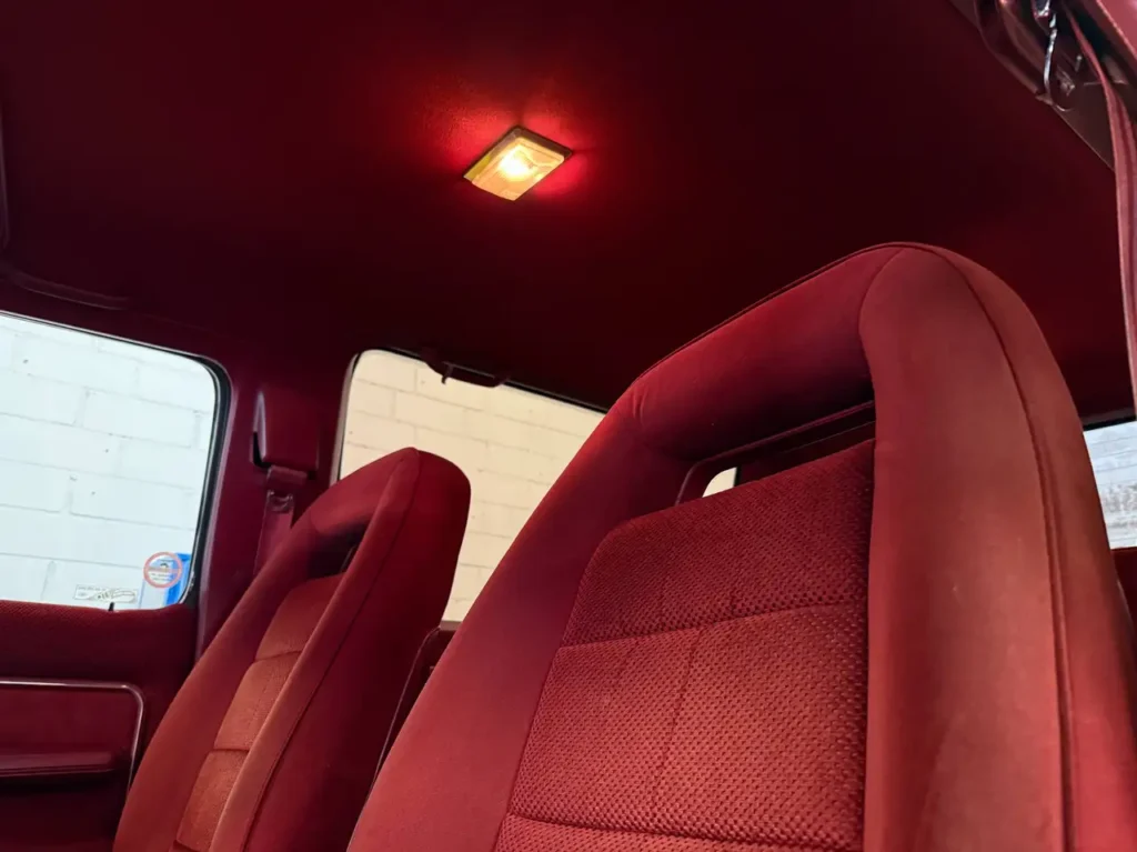 Ford Bronco II Fahrersitze in Rot Velours.