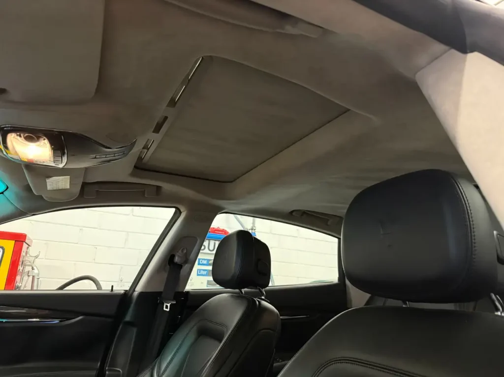 Maserati Quattroporte GTS Sicht auf Dachhimmel innen.