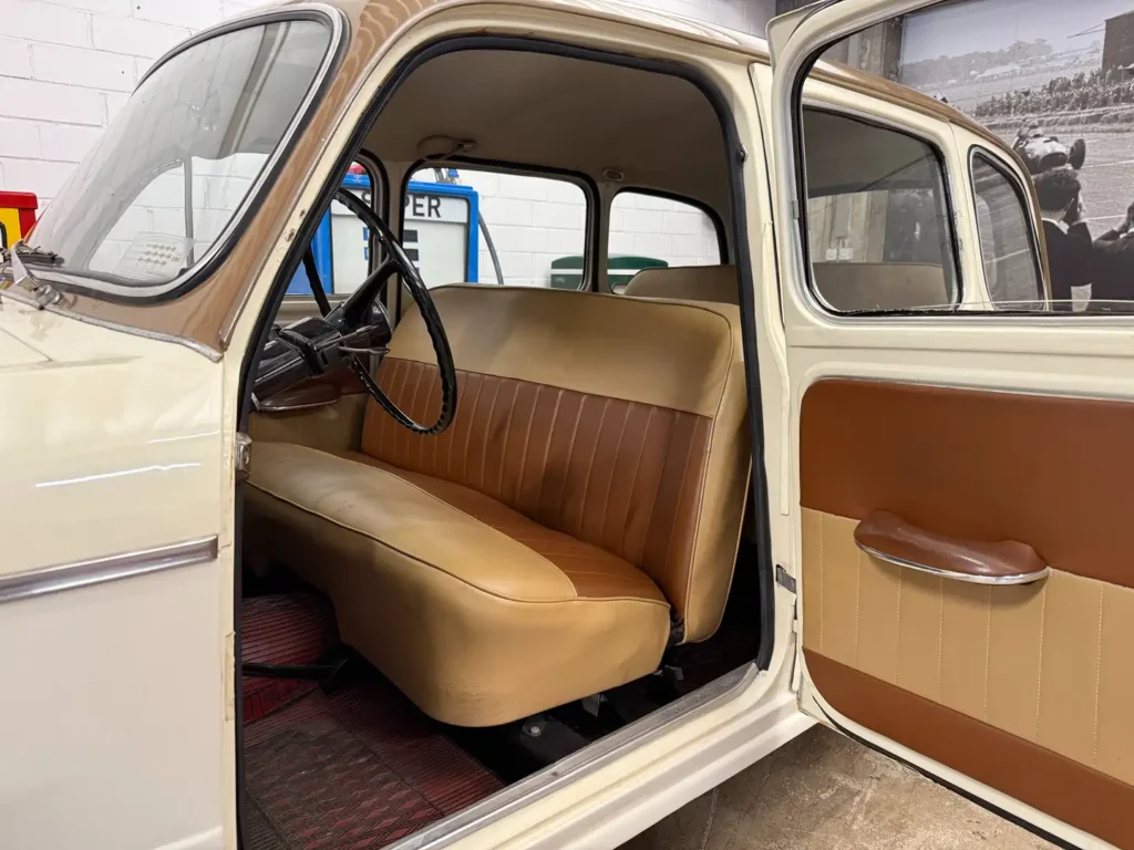 Fiat 11200 Familiare Weiss brune Innenausstattung.