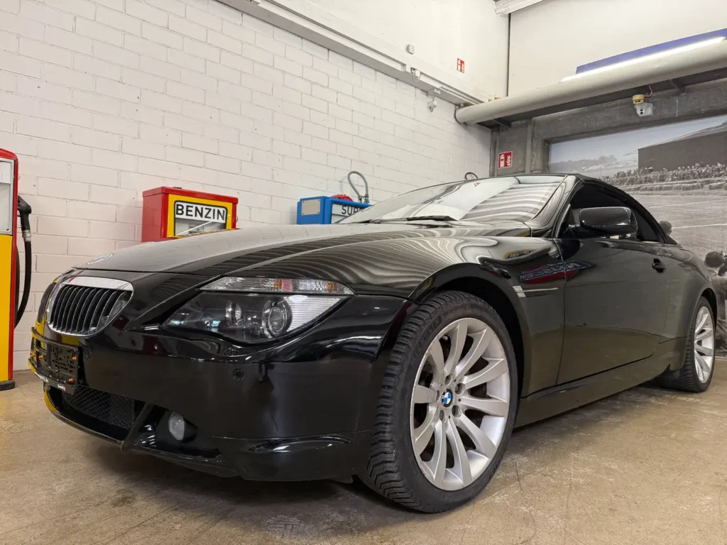 BMW 650 smg Cabrio Baujahr 2007 in schwarz Seintenansicht von vorne links.