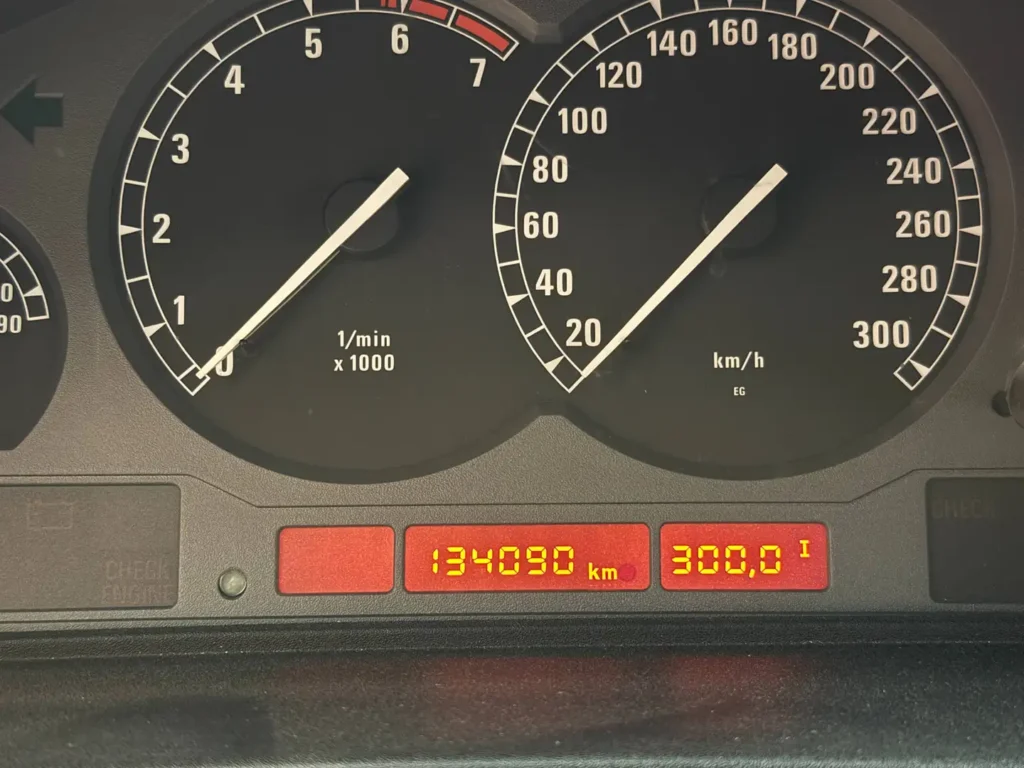 BMW 850 i Sicht auf Kilometerzähler Tachometer und Drehzahlmesser.