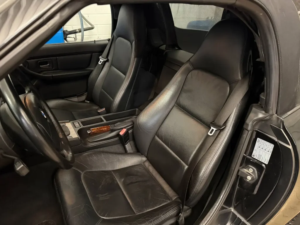 BMW Z3 Cabrio Roadster Baujahr 1999 Sicht auf Innenraum mit schwarzem Ledesitz.