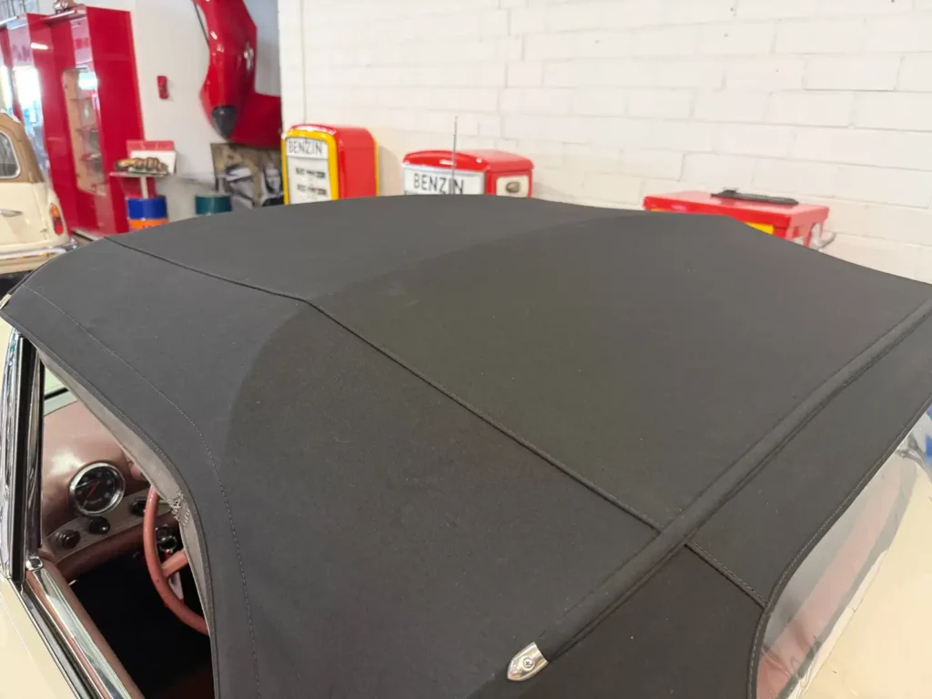 Ford Thunderbird Baujahr 1955 in weiss, Verdeck in schwarz.